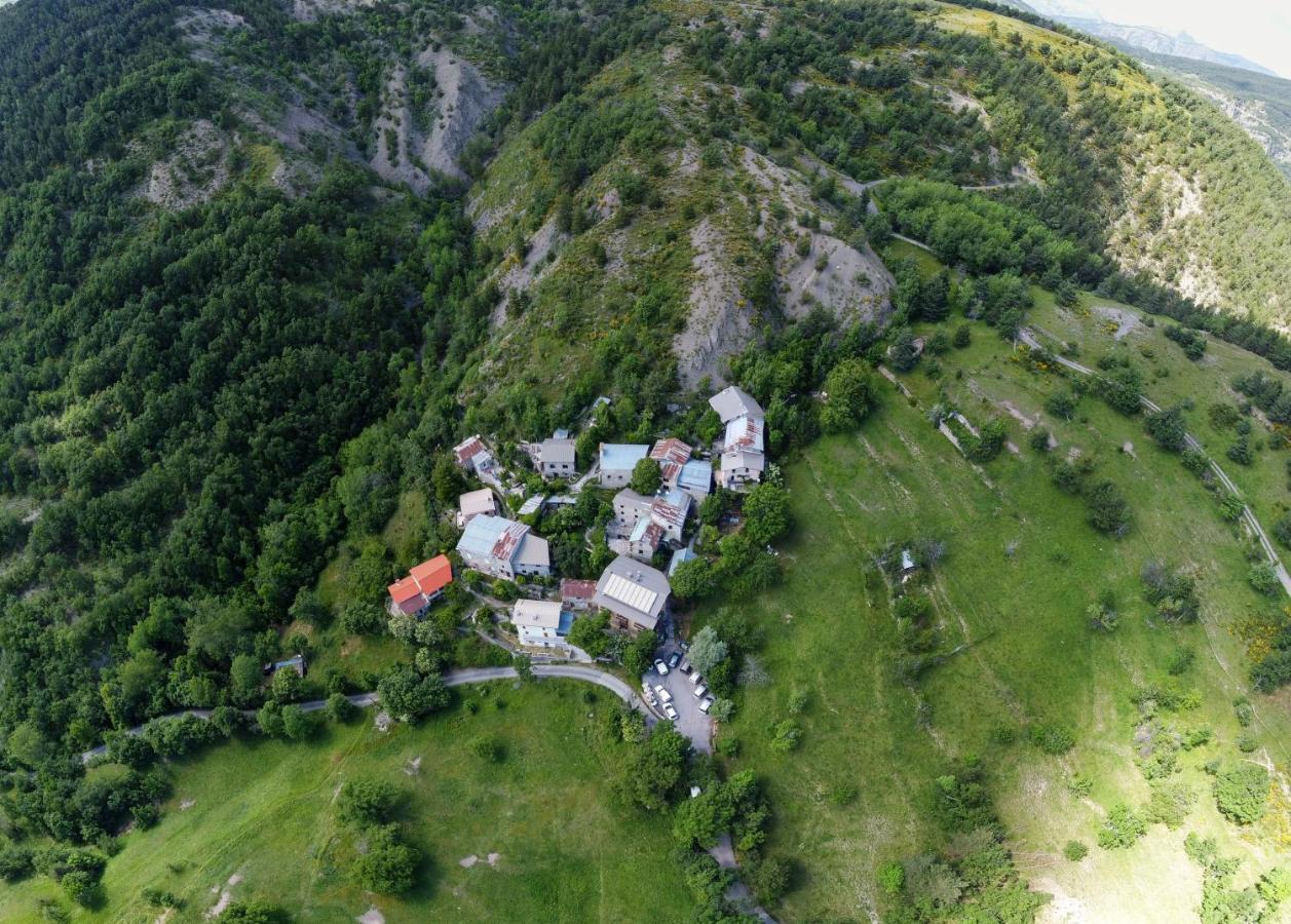 Eco-Hotel Et Yourtes Du Mercantour Guillaumes Exterior photo