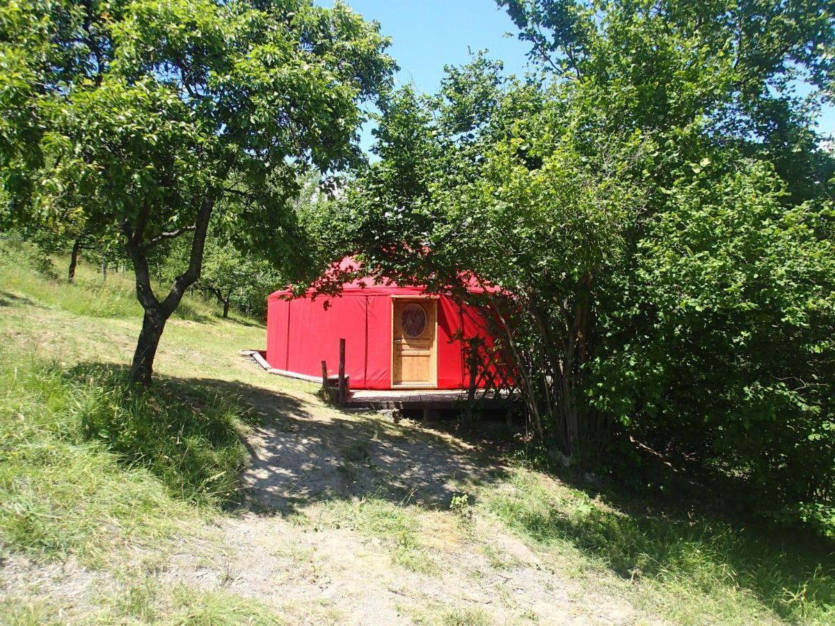 Eco-Hotel Et Yourtes Du Mercantour Guillaumes Exterior photo