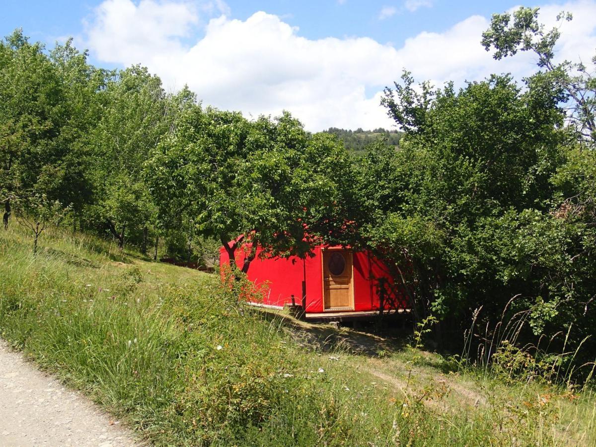 Eco-Hotel Et Yourtes Du Mercantour Guillaumes Exterior photo