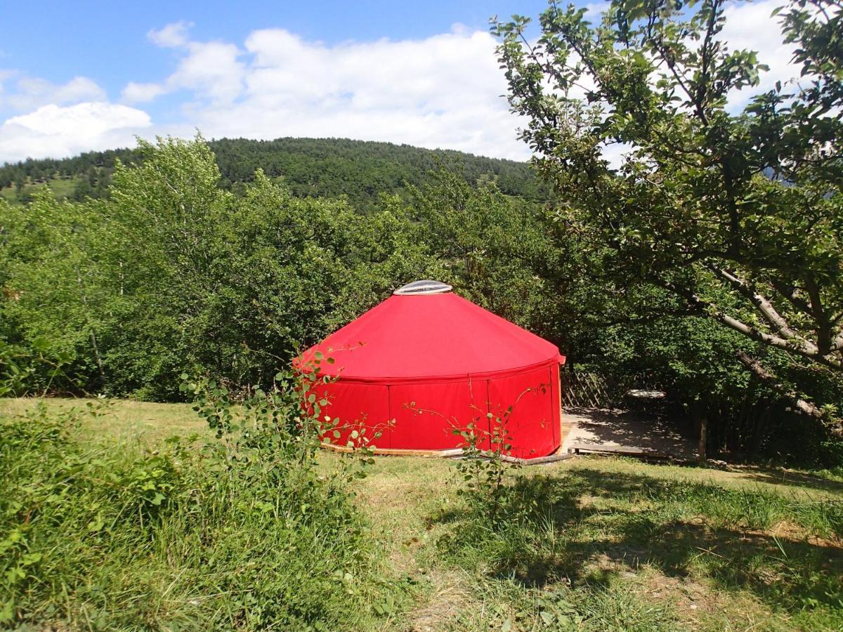 Eco-Hotel Et Yourtes Du Mercantour Guillaumes Exterior photo